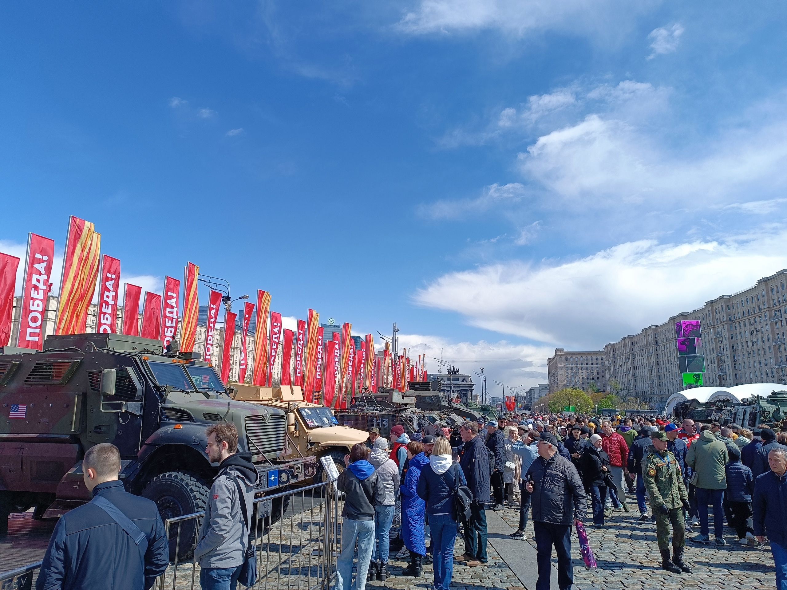 Уполномоченный по правам человека в Костромской области: Выставка трофейной  военной техники в парке Победы на Поклонной горе в Москве